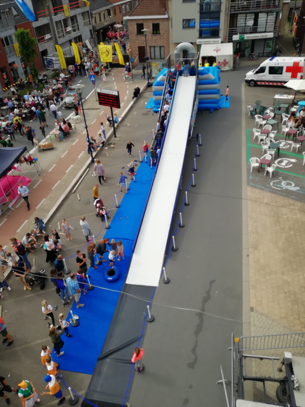 Tubingslide met bunjee jump attractie