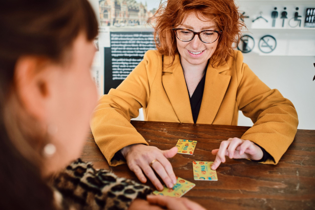 Céline en Eefje gebruiken de UiTPAS