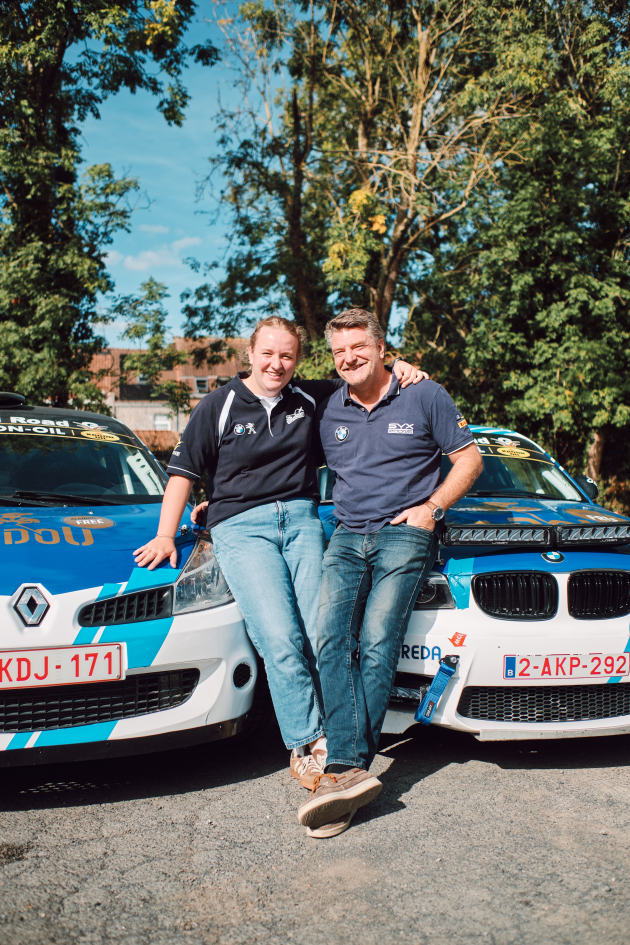 Louise en Gr&eacute;gory voor hun racewagens