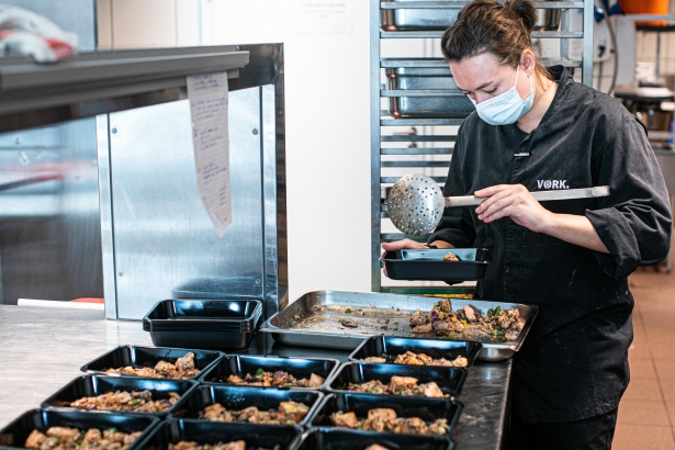 Chef bereidt meeneemmaaltijden voor vork