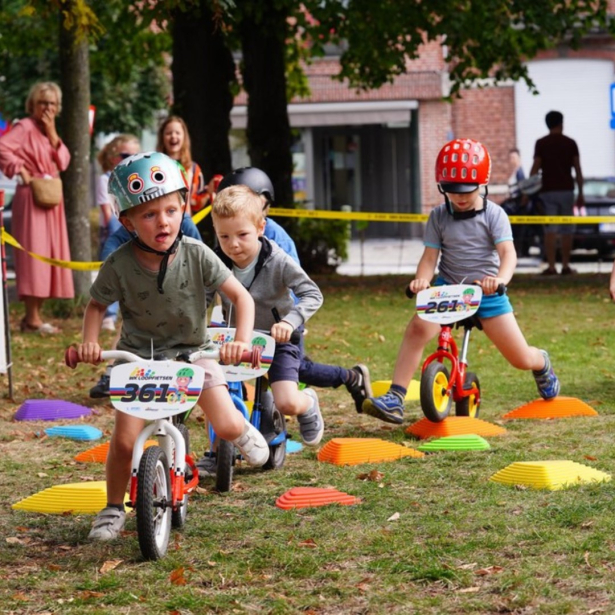 Peuters op de loopfiets